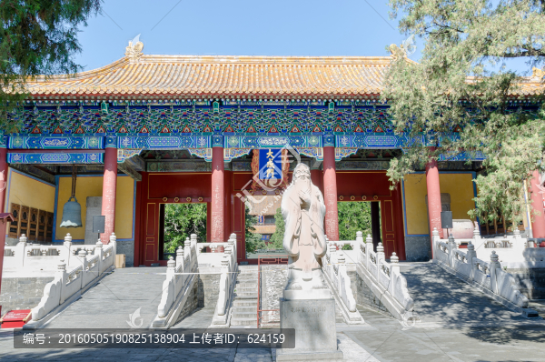 北京國(guó)子監(jiān)和孔廟大成門孔子像