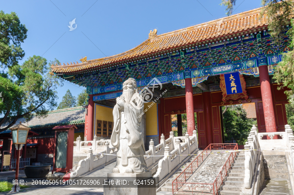 北京國子監(jiān)和孔廟大成門孔子像