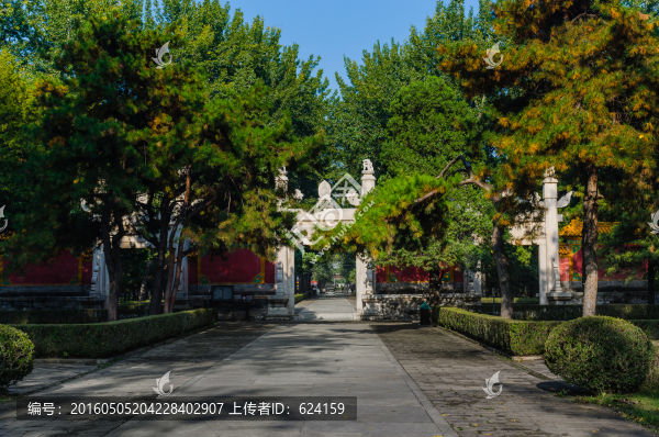 明十三陵總神路龍鳳門