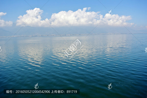 藍天白云洱海