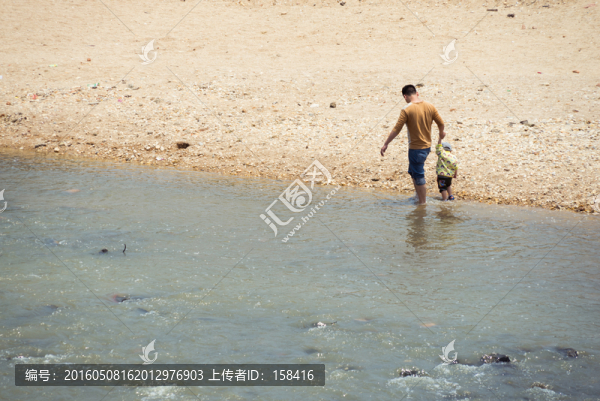 父子河邊散步