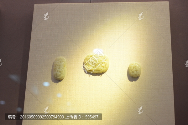 透雕翡翠掛件