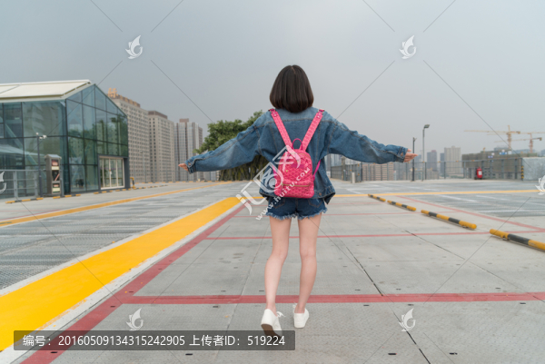 張開的雙臂