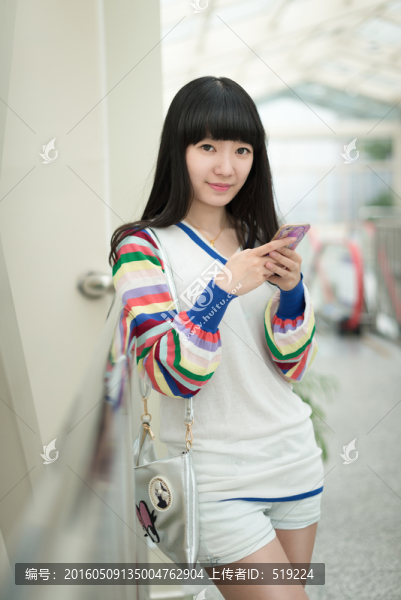 商場里使用手機的女孩