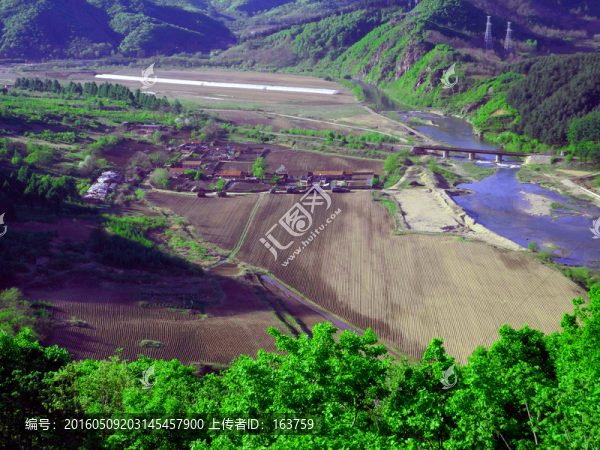 山河間的耕地與村落