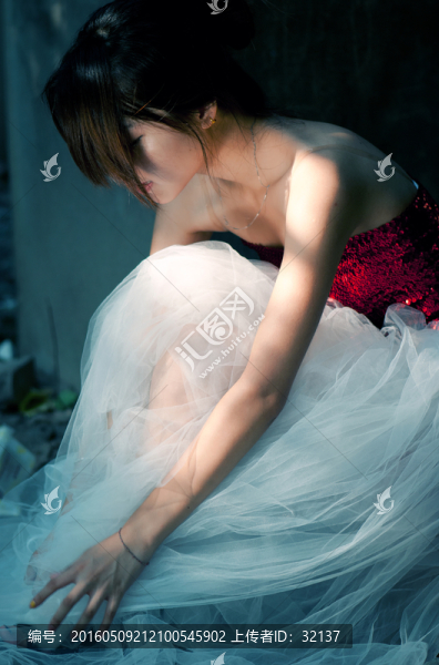 白紗裙女孩