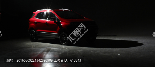 黑背景展臺上的紅色SUV