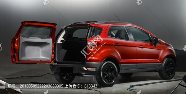 打開后箱門的紅色SUV
