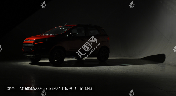 黑背景展臺(tái)上的紅色SUV