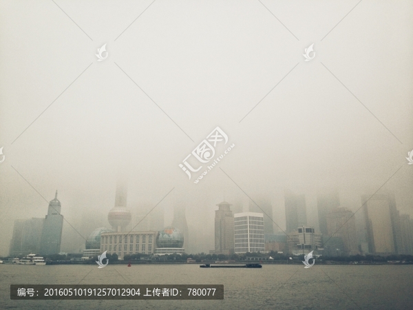 大霧里的陸家嘴,經(jīng)濟不景氣