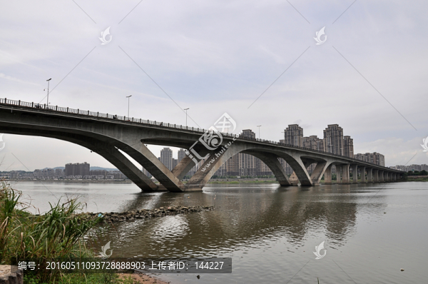跨江大橋
