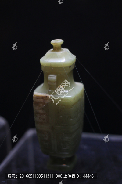 獸面紋雙夑耳黃玉方蓋瓶