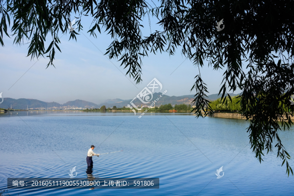 河中垂釣