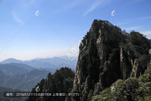 藍(lán)天白云奇峰秀美