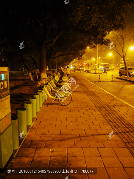 夜晚的公共自行車站