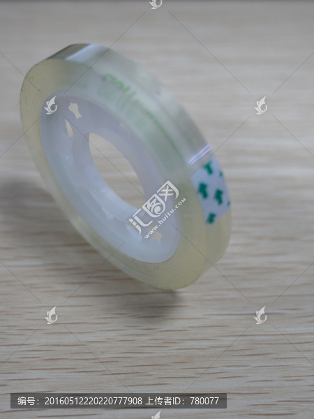 一卷立著的透明膠帶