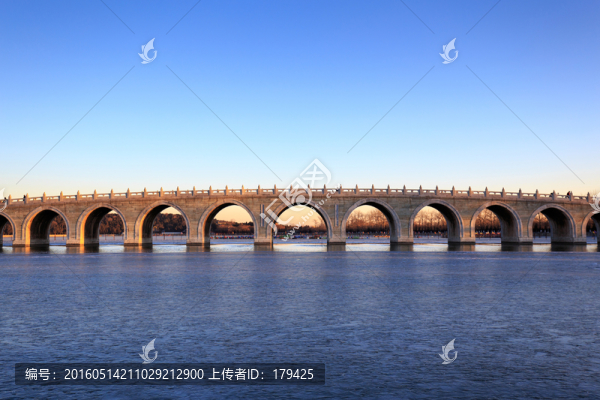 頤和園冬景十七孔橋橋洞湖面結冰