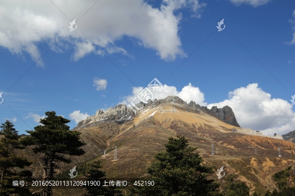 白馬雪山的一座山峰