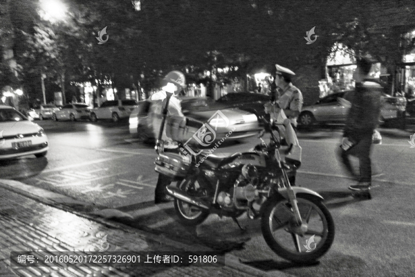夜間交通整治的交通警察