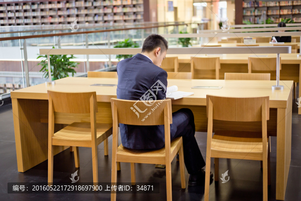 圖書館里看書學習的人