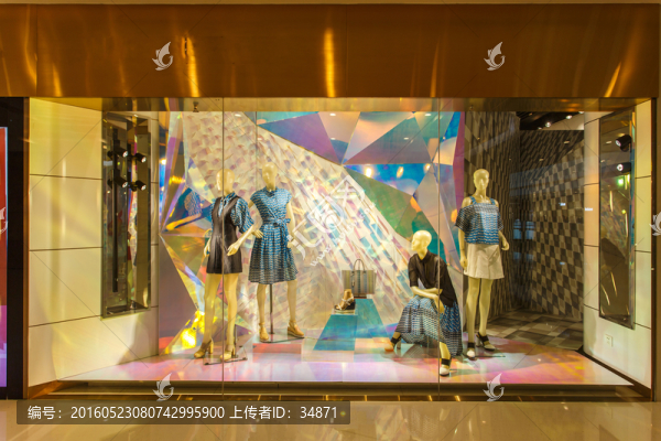 品牌服裝專賣店櫥窗