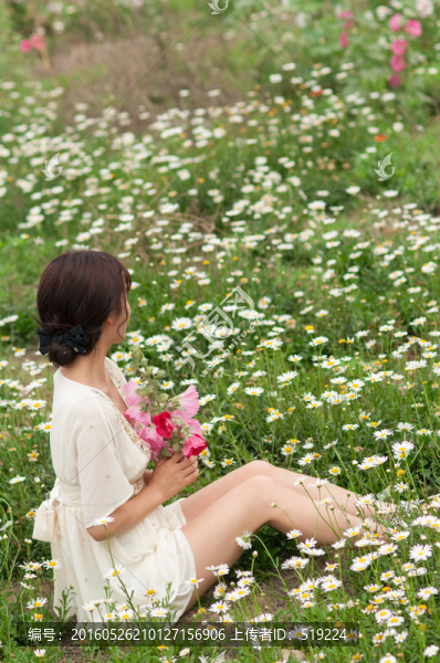 花海里的女孩