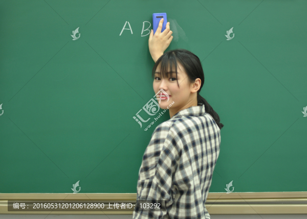 正在擦黑板的女教師