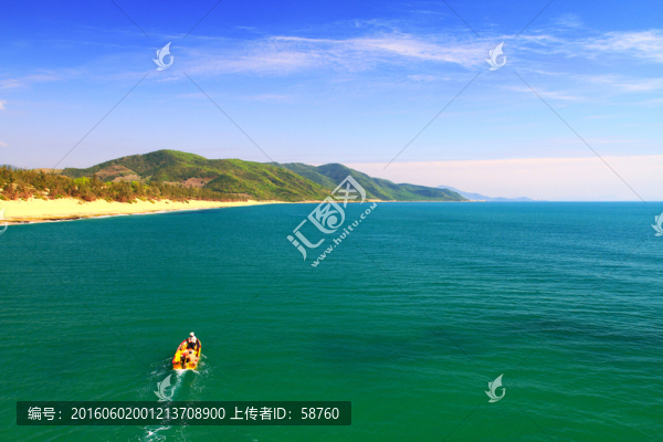 湛藍(lán)的海灣小船