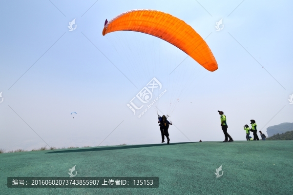 滑翔傘起飛瞬間