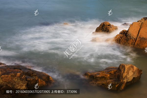 礁石和浪花