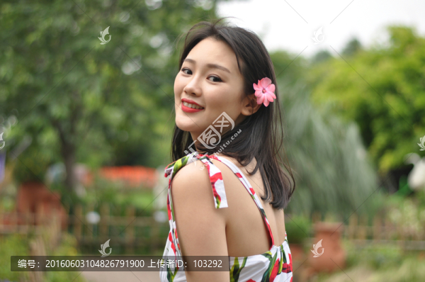 頭戴小花的年輕美女
