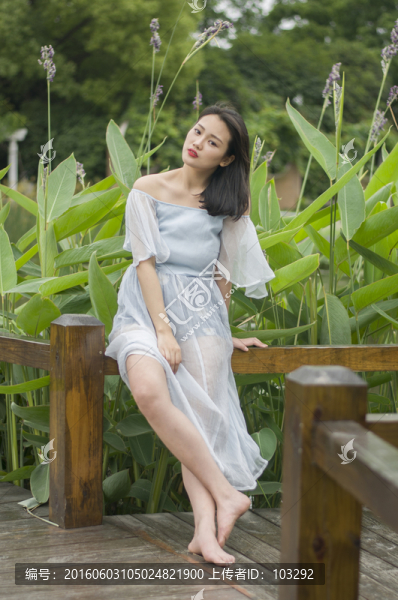 公園里的長發(fā)美女