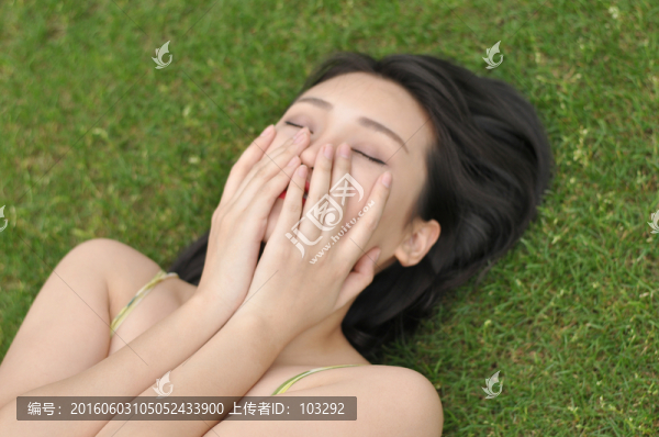 躺在草地上的女人