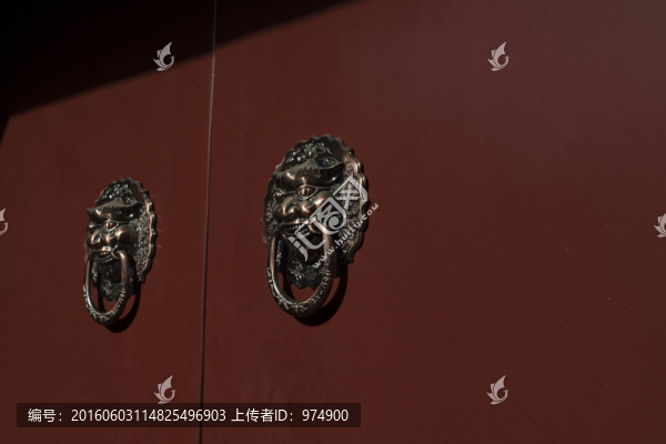 紅油漆大門,門環(huán)