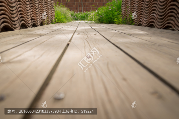 木板地面