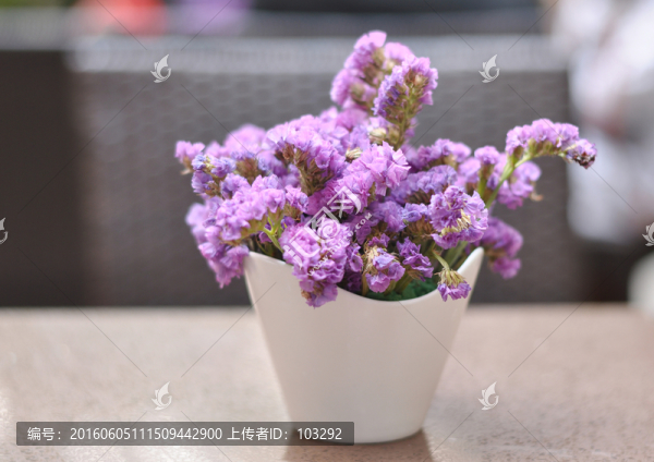 桌面上的花藝