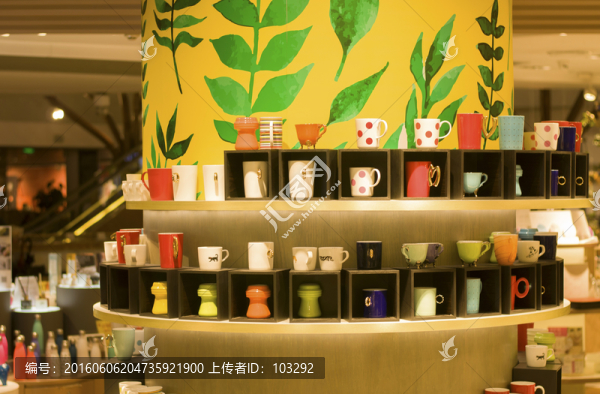 日常用品店的各式水杯
