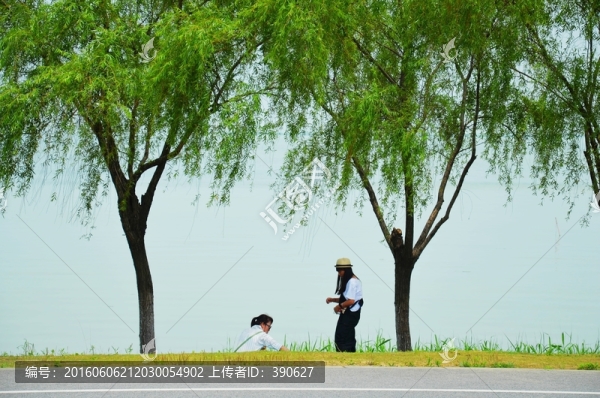 樹蔭下的女孩