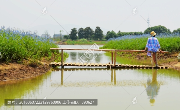 坐在橋上的女孩