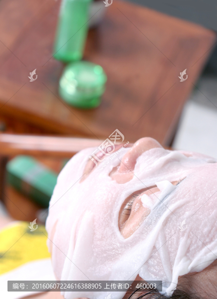 做面膜的女人
