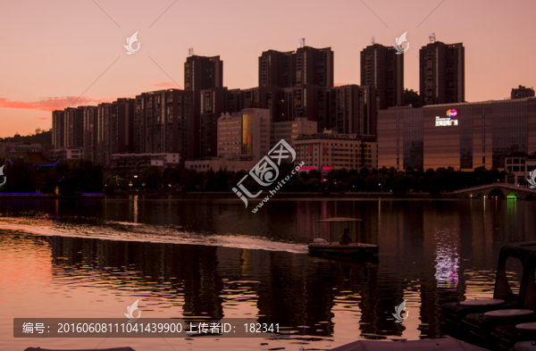 湖畔游船