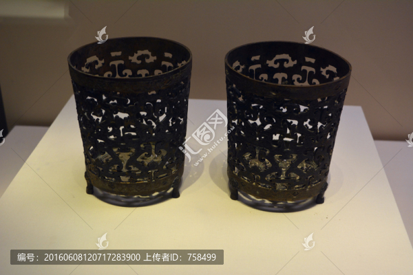 戰(zhàn)國鏤空獸紋青銅奩
