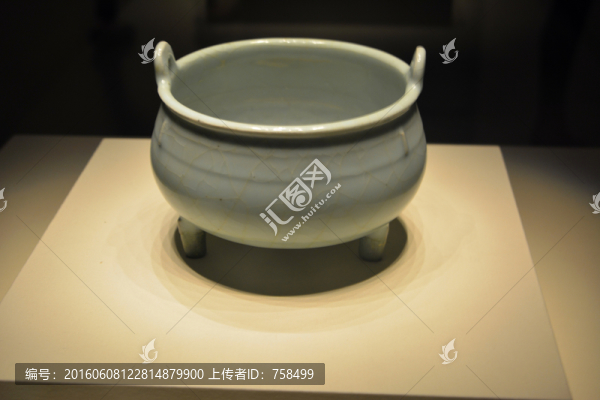 南宋官窯粉青釉三足爐