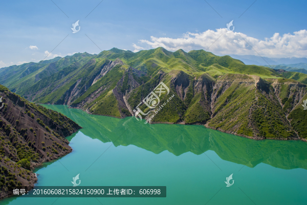 新疆高山湖泊