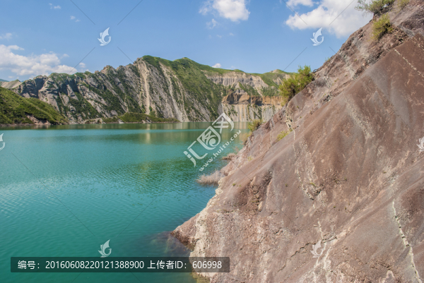 新疆高山湖泊