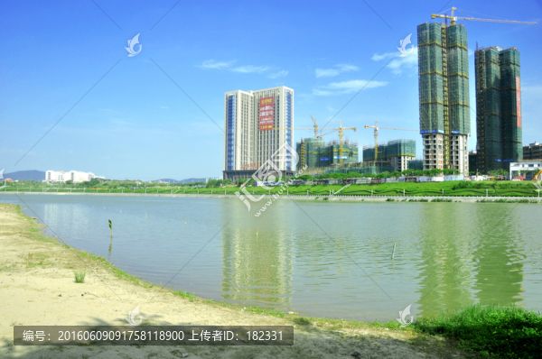 溪邊樓房