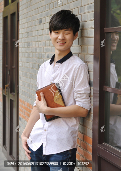 手持書本的男學(xué)生