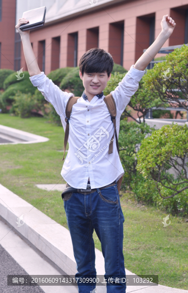 做歡呼狀的男學(xué)生-匯圖網(wǎng) www.fosd68.com 做歡呼狀的男學(xué)生