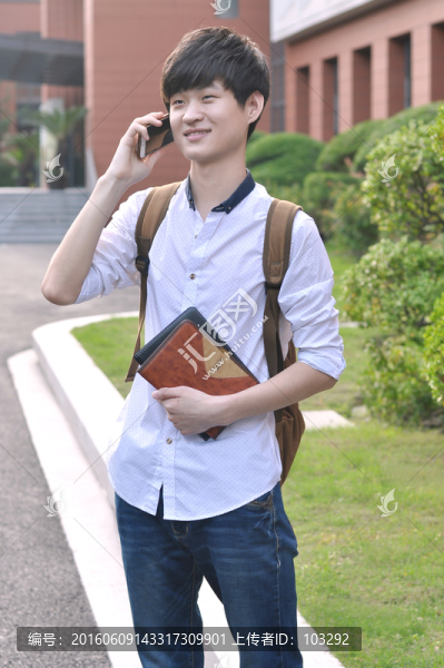 正在打電話(huà)的男學(xué)生