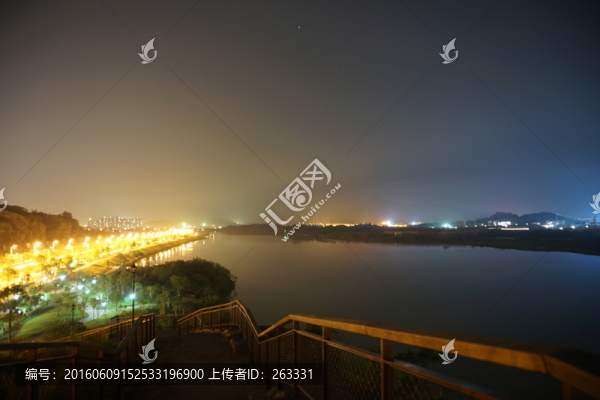 繁華都市公園夜景